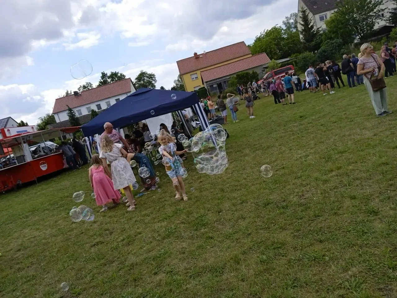 Jugendpflegerin mit Kreativangeboten beim Straacher Dorffest