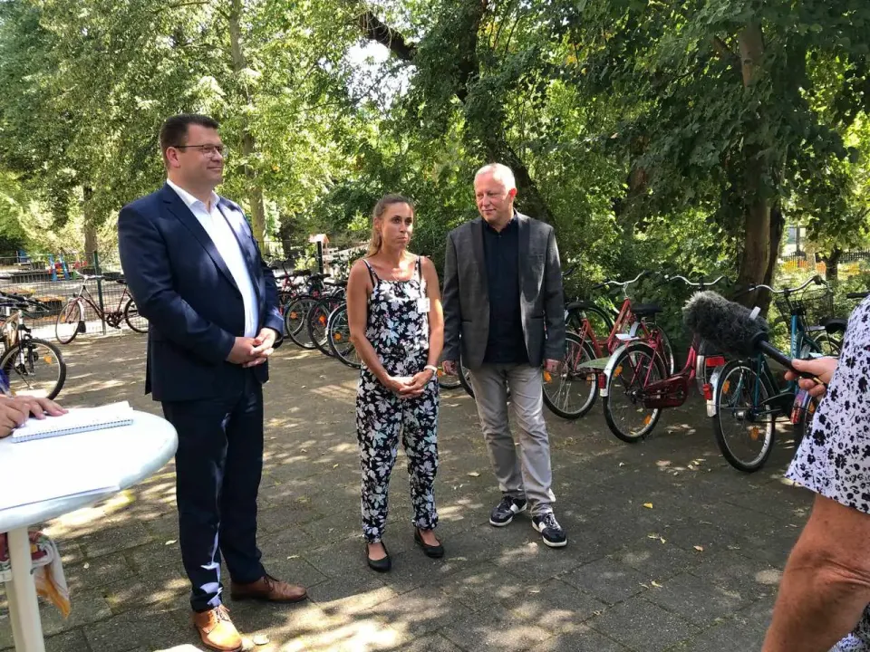 Übergabe von 17 Fahrrädern an Pflegeazubis