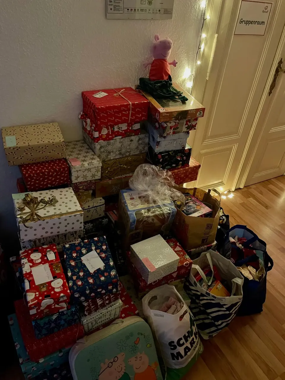 Evangelische Grundschule spendet über 60 Weihnachtsgeschenke an Reso-Witt