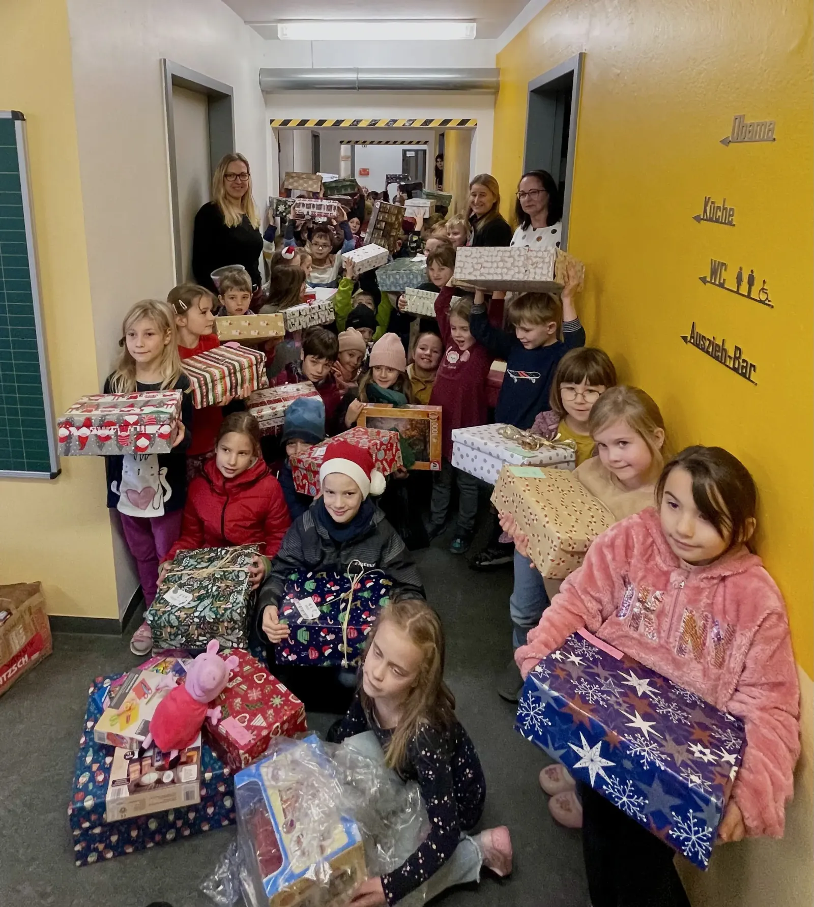 Evangelische Grundschule spendet über 60 Weihnachtsgeschenke an Reso-Witt