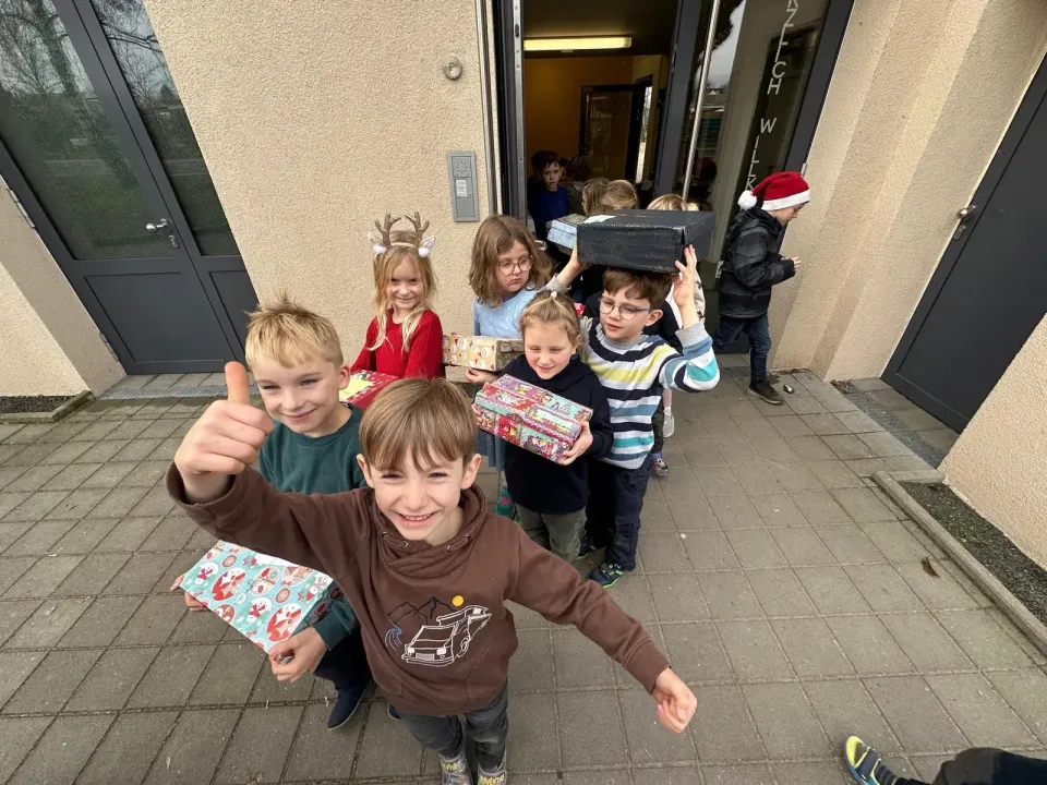Evangelische Grundschule spendet über 60 Weihnachtsgeschenke an Reso-Witt