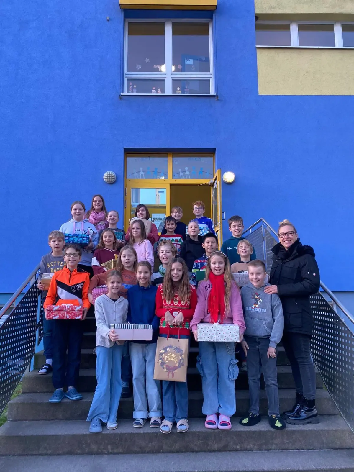 Weihnachtsgeschenke und Spiele für betreute Kinder