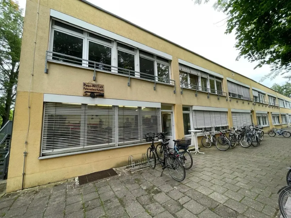 Gebäude der Fahrradwerkstatt mit abgestellten Fahrrädern