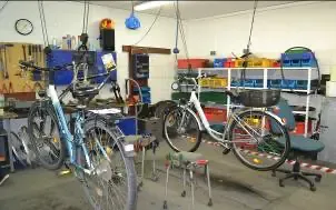 Fahrräder in Reparaturständern in der Werkstatt