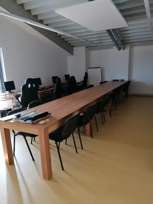 Heller Gruppenraum mit langem Tisch für Hausaufgaben